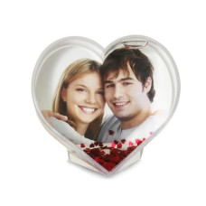 Sirds formas foto rāmis ar sarkanām sirsniņam iekšā